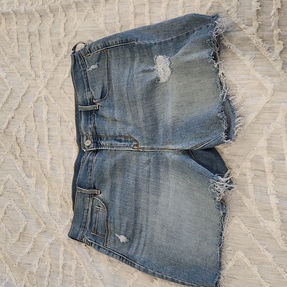 Light wash, high waist distressed Old Navy jean shorts size 14! - Picture 1 of 9
